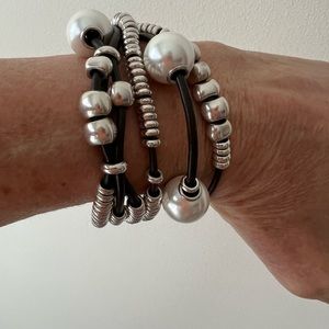 Uno de 50 leather, silver and faux pearl bracelet